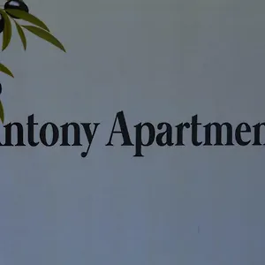 Διαμέρισμα Antony, Νέα Πλάγια